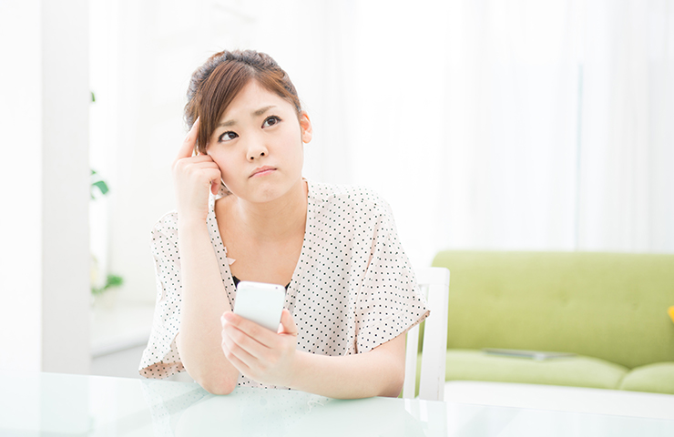 電話する女性