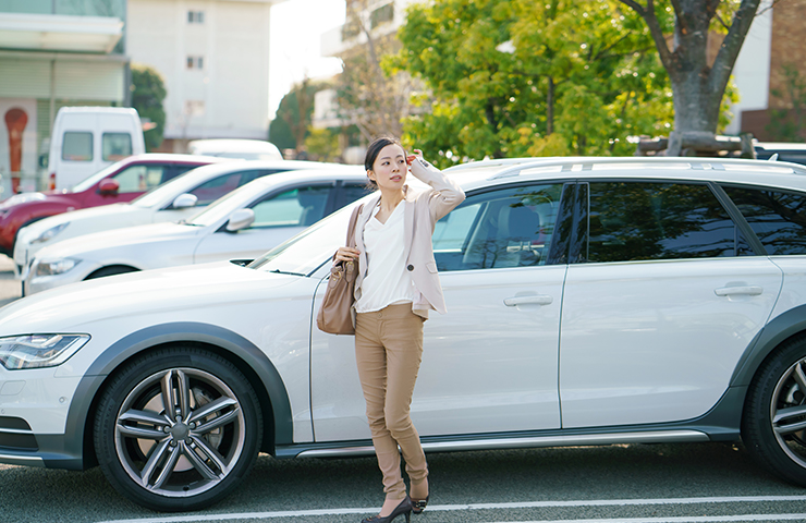 車と女性