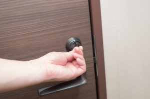 徘徊防止の鍵を介護保険で取り付ける 玄関 引き戸 窓の鍵の費用